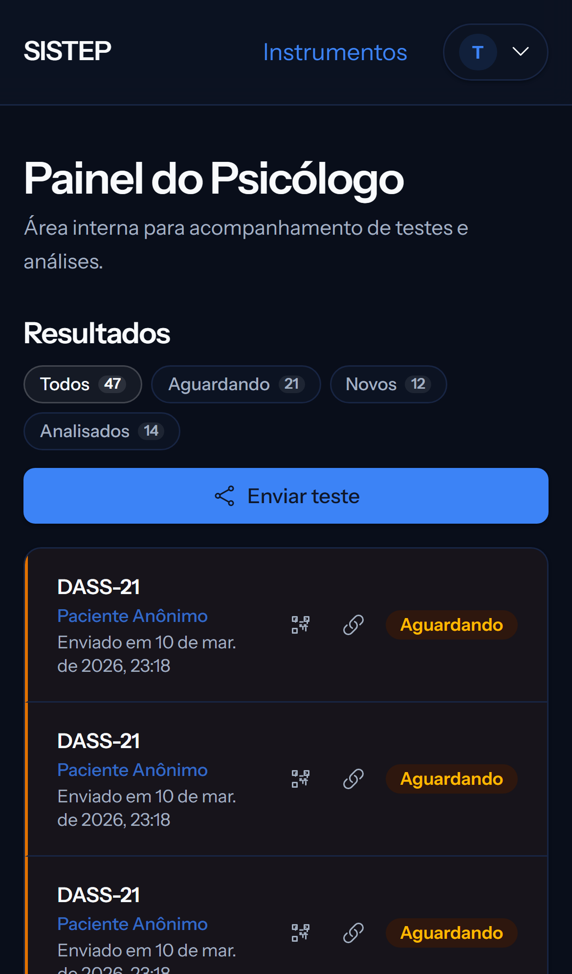 Tela mobile escura do painel com lista de submissões