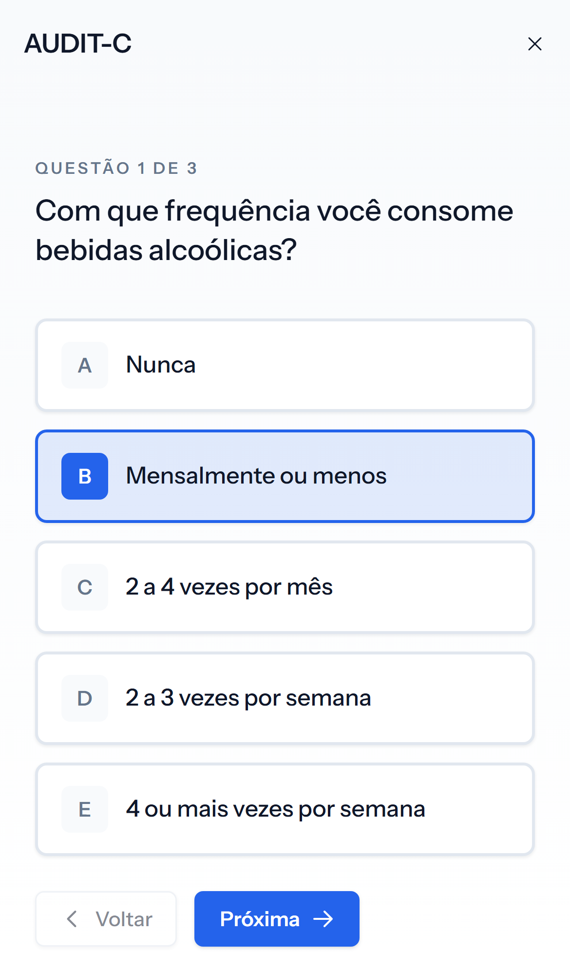 Tela mobile clara de pergunta do teste AUDIT-C